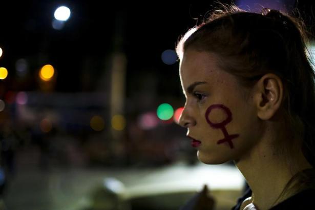 Una mujer participa en una manifestación contra la violación de una adolescente por más de 30 hombres, hoy, viernes 27 de mayo de 2016, frente a la Asamblea Legislativa de Río de Janeiro (Brasil). La violación de una adolescente por más de 30 hombres en una favela de Río de Janeiro ha consternado a Brasil y ha provocado una cadena de condenas en las redes sociales, entre ellas la de Dilma Rousseff, la presidenta suspendida temporalmente del cargo, y del propio Gobierno interino. EFE/Antonio Lacerda