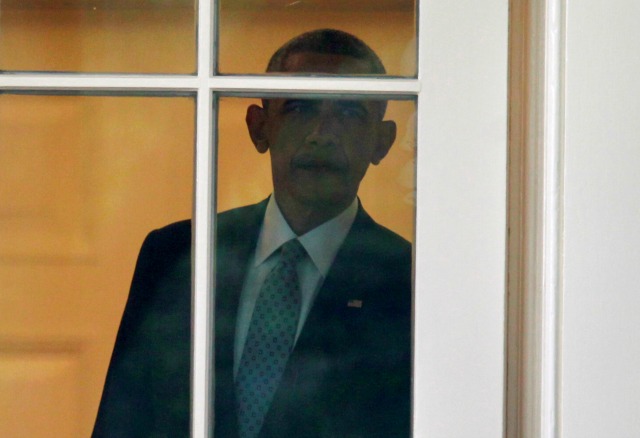 Presidente EE.UU. Barack Obama camina hacia fuera de la Oficina Oval de la Casa Blanca en Washington, EE.UU., antes de su partida a Elkhart, Indiana, 1 de junio de 2016. REUTERS / Yuri Gripas