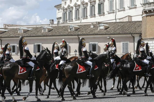 Vista general del cambio de la Guardia Real en vísperas del día de la República en la plaza del Quirinal en Roma, Italia hoy 1 junio de 2016. Esta fiesta nacional que se celebra cada 2 de junio, conocido como "Festa della Repubblica" en italiano, conmemora la abolición de la monarquía en 1946 y la proclamación de Italia como un país republicano. EFE/Giuseppe Lami