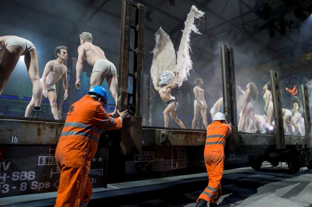 Vista del espectáculo musical por las vías del tren durante la inauguración del inaugurado túnel ferroviario de San Gotardo, el más y más profundo del mundo, en Pollegio, Suiza hoy 1 de junio de 2016. El nuevo túnel ferroviario de base de San Gotardo, ubicado en el sur de Suiza, se inaugura hoy para batir dos récords simultáneamente: el de más largo y de más profundo del mundo. EFE/Alexandra Wey