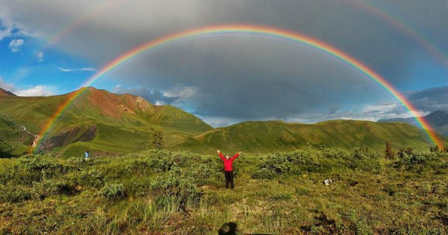 Fotografía faciltada por el Departamento de Óptica de la Universidad de Granada de la imagen de un doble arco iris en Alaska que se analizará en el 12 Congreso Internacional "Light and Color in Nature", que se celebra desde hoy y hasta el próximo día 3 en Granada. EFE