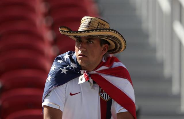 Un aficionado de EEUU posa antes del juego Colombia y EE.UU. hoy, viernes 3 de junio de 2016, en la Copa América Centenario, en el estadio Levi's de Santa Clara (EE.UU.). EFE