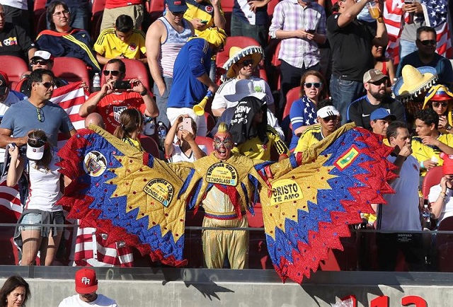 Aficionados colombianos animan a su equipo antes de su juego ante EE.UU., en la Copa América Centenario en el estadio Levi's de Santa Clara (EE.UU.) EFE