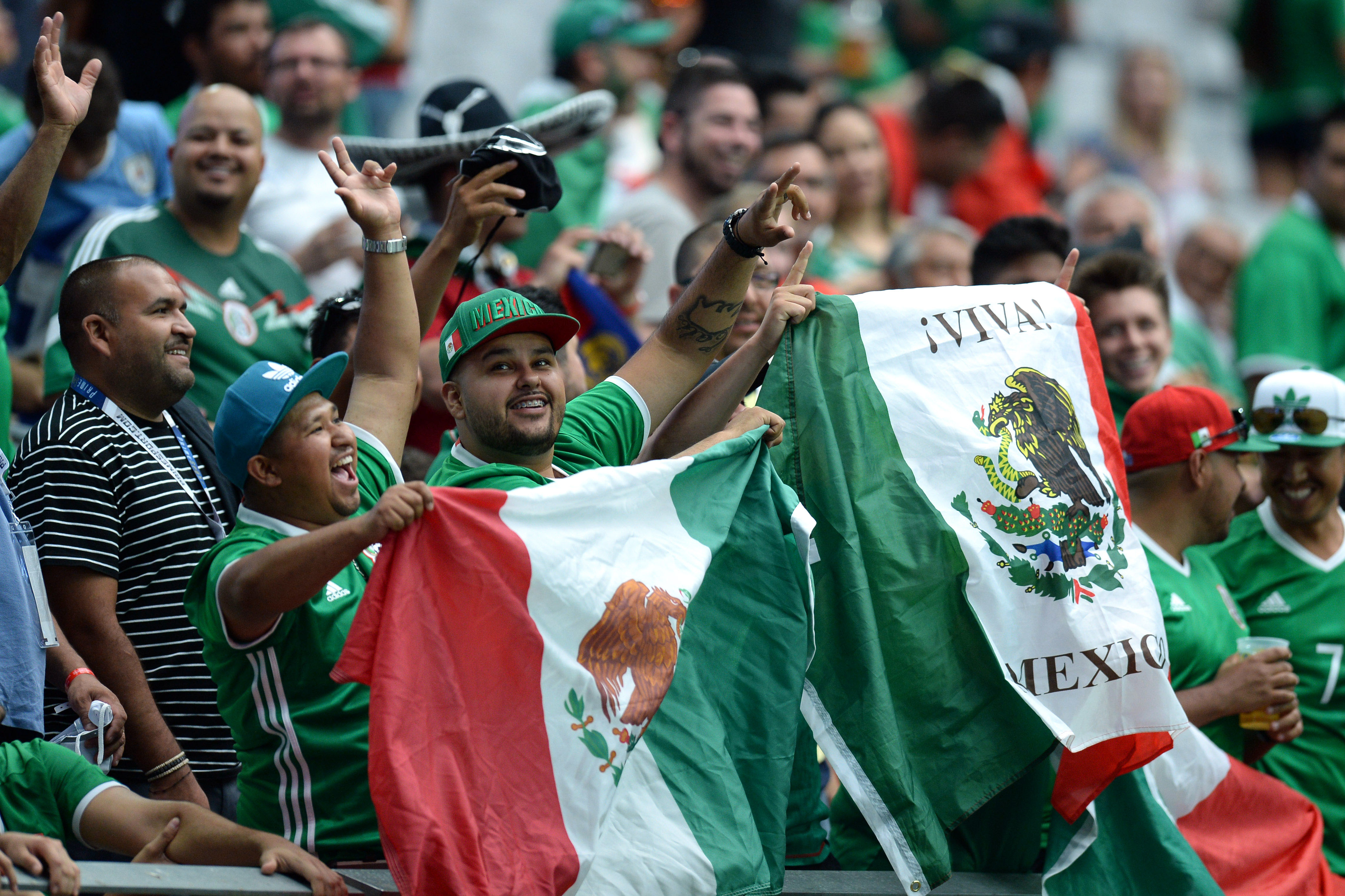 Mexicanos no le paran al calor para ver al “Tri”