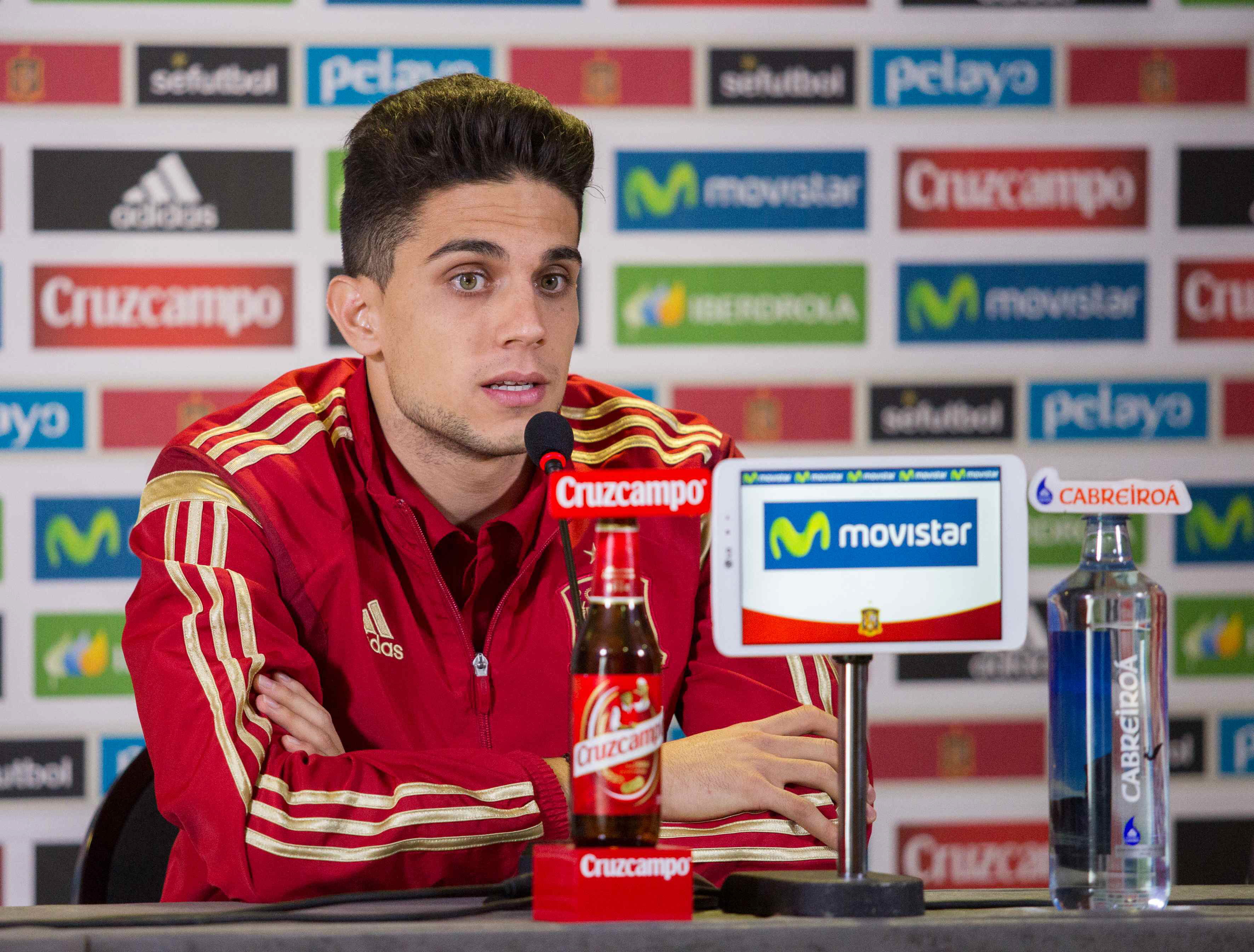 Marc Bartra posó con la camisa del Dortmund