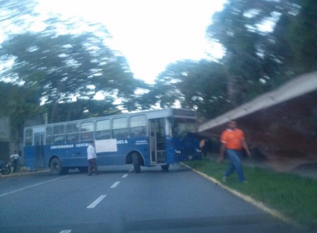 Trabajadores de la UCV cierran accesos por protesta