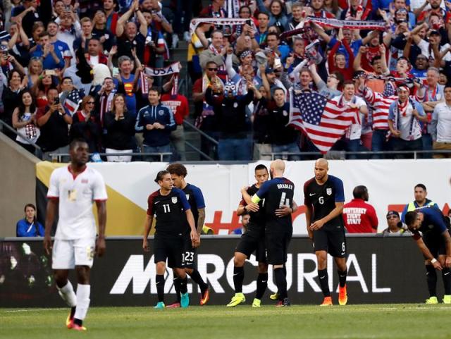 Jugadores estadounidenses celebran después de anotar un gol hoy, martes 7 de junio de 2016, durante un partido por el Grupo A de la Copa América entre Estados Unidos y Costa Rica, en el estadio Soldier Field de Chicago, Illinois (EE.UU.). EFE