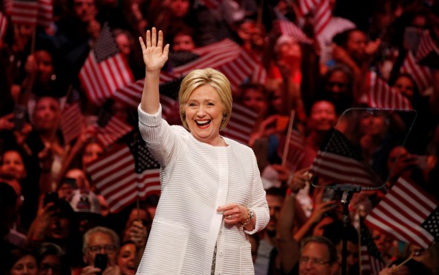 La precandidata demócrata Hillary Clinton saluda durante un mitin en Brooklyn, Nueva York. 7 de junio de 2016. Hillary Clinton celebraba su victoria como la primera mujer en liderar uno de los grandes partidos de Estados Unidos en la contienda por la Casa Blanca, luego de ganar primarias en California y Nueva Jersey que le aseguraron los votos necesarios para la nominación demócrata a las elecciones presidenciales. REUTERS/Lucas Jackson