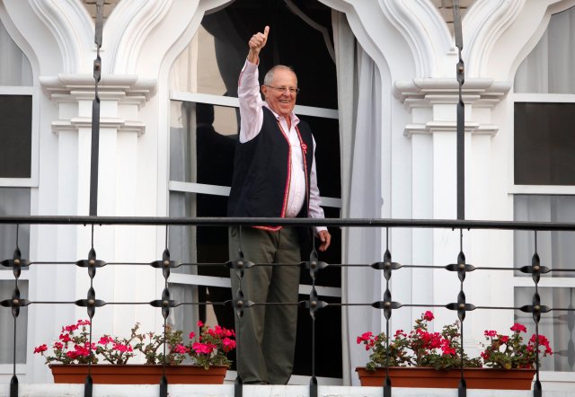 El candidato presidencial peruano Pedro Pablo Kuczynski saluda a sus partidarios desde su casa, en Lima, Perú. 6 de junio de 2016. El economista de centroderecha Pedro Pablo Kuczynski consolidada el miércoles su estrecha pero constante ventaja sobre la conservadora Keiko Fujimori, y se acercaba más a la presidencia de Perú en los comicios más ajustados en cinco décadas. REUTERS/Guadalupe Pardo