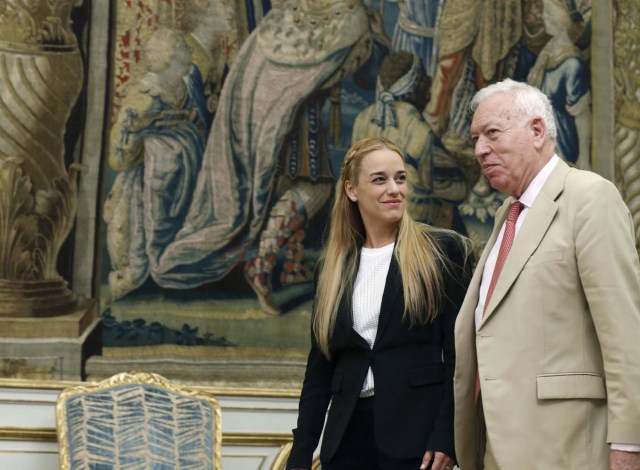 GRA290. MADRID, 08/06/2016.- El ministro de Asuntos Exteriores y Cooperación, José Manuel García-Margallo (d), recibe en el Palacio de Viana a Lilian Tintori (i), esposa del líder opositor venezolano encarcelado Leopoldo López.- EFE/Kiko Huesca