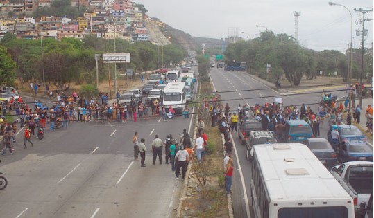 Vecinos trancaron vía principal de Vargas para reclamar su bolsa de comida