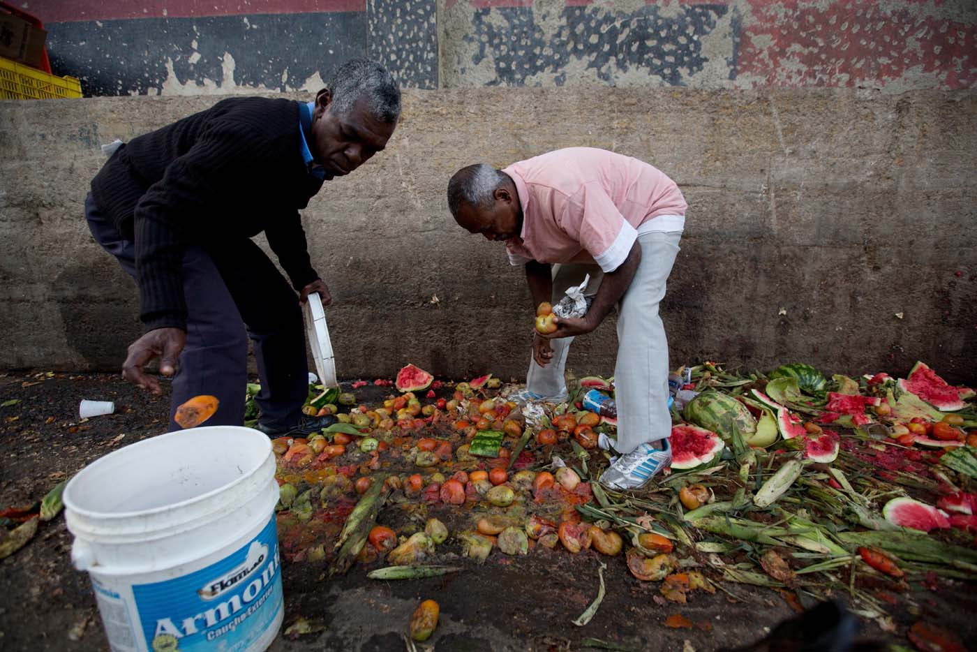 Venezuela, donde a veces no queda otra alternativa que buscar comida en la basura