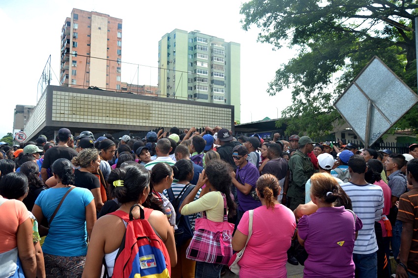 Mafias organizadas controlan colas en supermercados