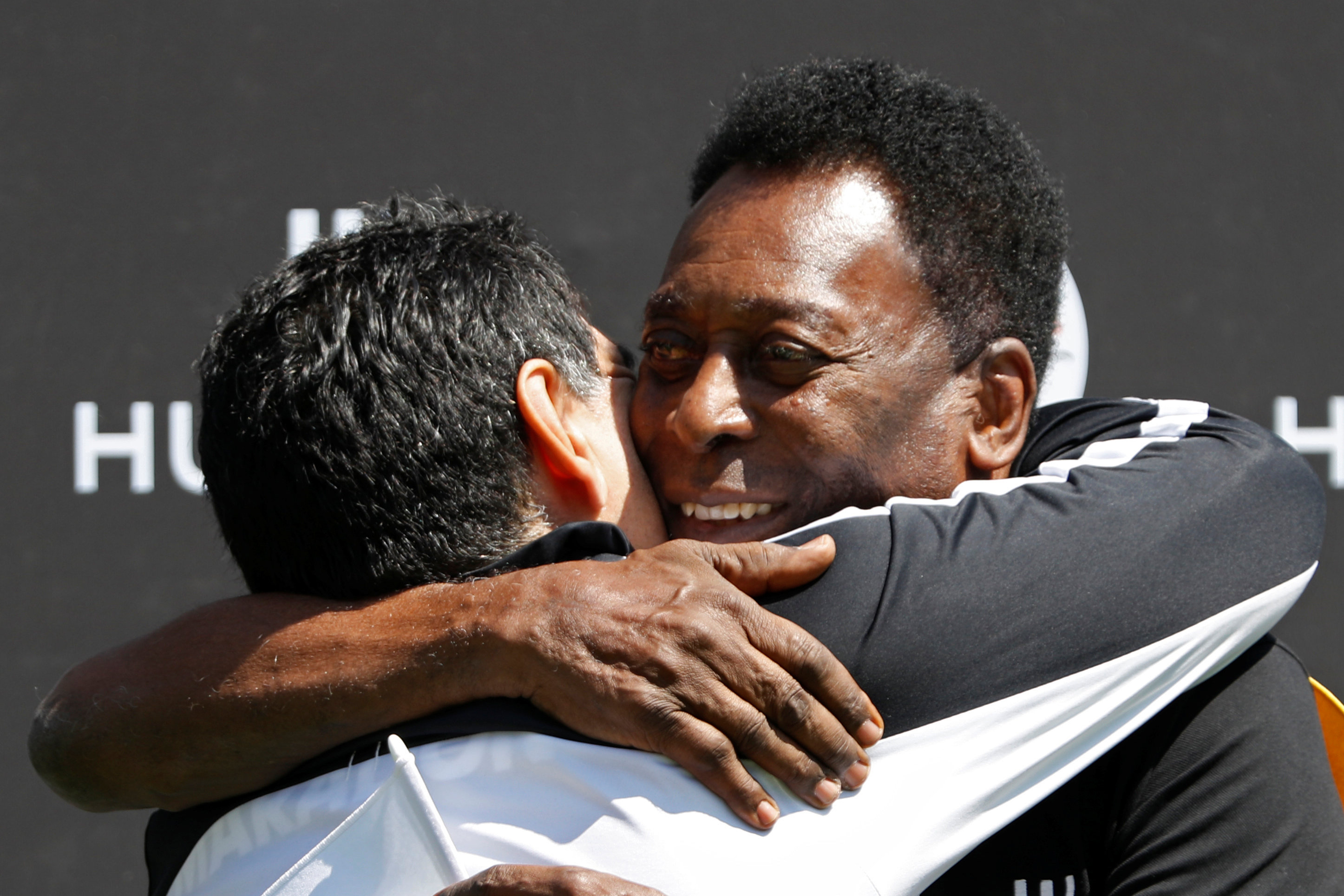 Pelé le desea una rápida recuperación a Maradona tras su operación