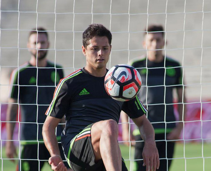 Chicharito Hernández será baja ante Hamburgo por una lesión