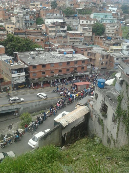 La FOTO desde el barrio: Así saquearon otro camión de comida en elevado de Petare