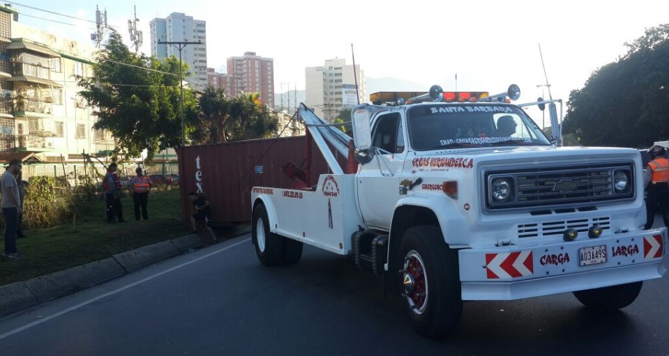 Gandola se volcó en la autopista Valle-Coche este #9Jun