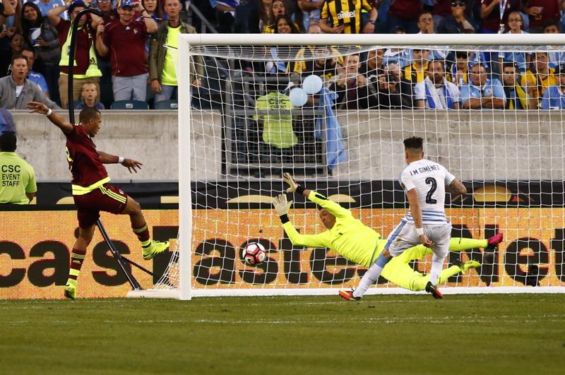 VIDEO: La “bombita” y golazo de Salomón Rondón ante Uruguay en la Copa América Centenario