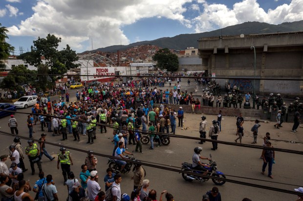 MANIFESTACIONES Y SAQUEOS ANTE ESCASEZ DE PRODUCTOS BÁSICOS