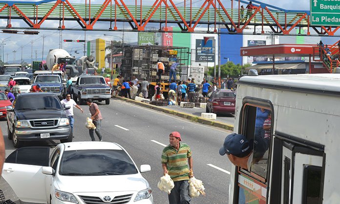 Detienen a involucrados en saqueos a camión de pollo