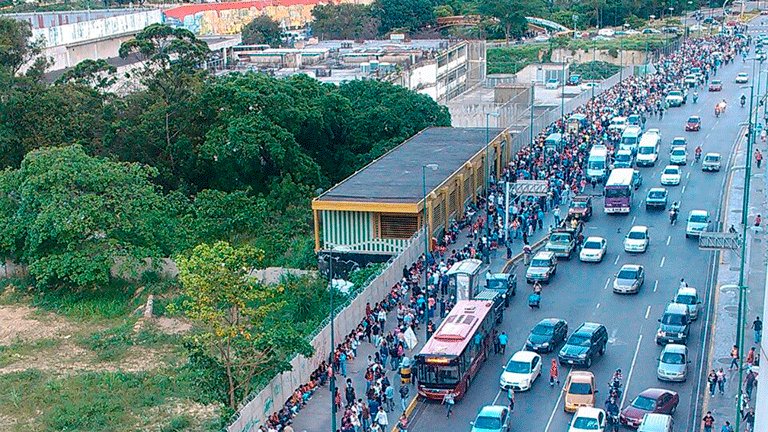 Así estuvo la mega cola tras reapertura del Bicentenario de Plaza Venezuela (FOTOS)