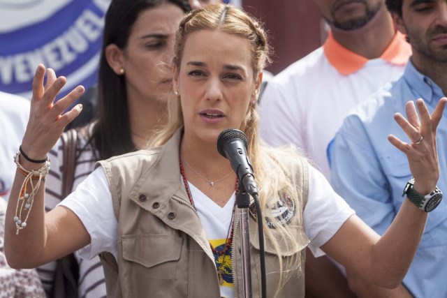 Lilian Tintori, esposa del dirigente venezolano Leopoldo López, asiste a un acto de entrega de medicinas hoy, 15 de junio de 2016, en la ciudad de Caracas (Venezuela). EFE/MIGUEL GUTIERREZ