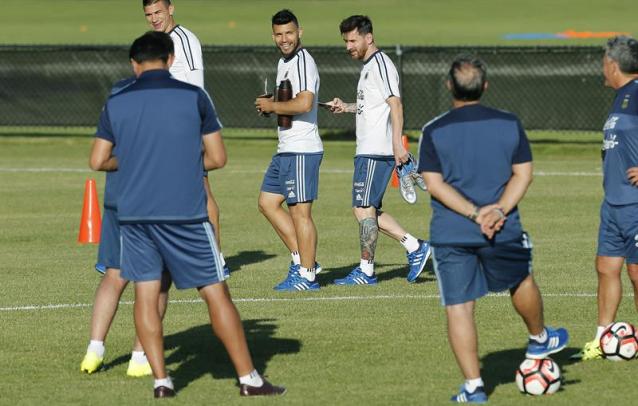 Los jugadores de la selección de Argentina, Messi (c-d) y Aguero (c-i), llegan a un entrenamiento en un campo de fútbol de la univesidad de Harvard hoy, miércoles 15 de junio de 2016, durante la Copa América Centenario 2016 en Cambridge (Estados Unidos). EFE