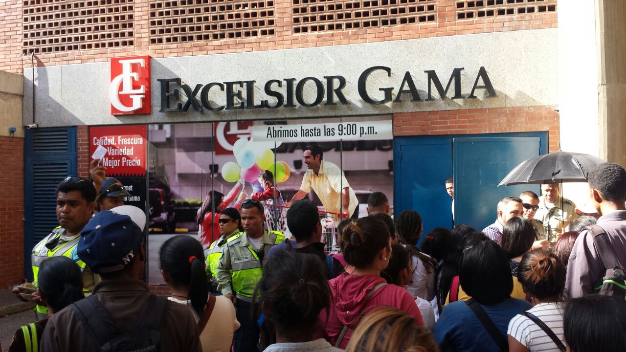 Reportan intento de saqueo en supermercado de Santa Fe Norte (Fotos)