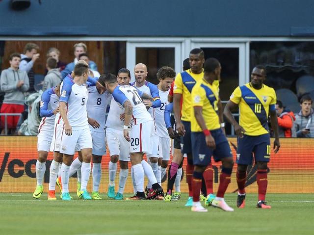 Estados Unidos se convirtió hoy en el primer semifinalista de la Copa América Centenario al vencer por 2-1 a Ecuador en Seattle, con goles de Clint Dempsey y Gyasi Zardes, y ahora espera al ganador del Argentina-Venezuela que se juega el sábado. A los 22 minutos, Dempsey marcó de cabeza y Zardes aumentó al 65 para la selección de las Barras y las Estrellas. A los 74 descontó Michael Arroyo. Ambos equipos terminaron con diez jugadores por las expulsiones de Jermaine Jones y Antonio Valencia a los 52.