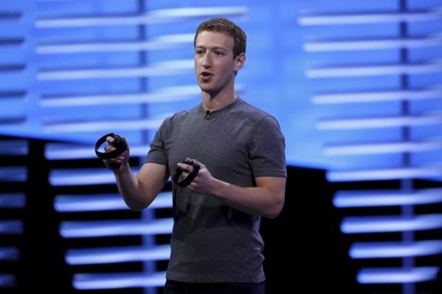 Imagen de archivo del presidente ejecutivo de Facebook, Mark Zuckerberg, durante una presentación del dispositivo de realidad virtual Oculus Rift durante una conferencia celebrada en San Francisco, California, EEUU. 12 abril 2016. El proyecto filantrópico del fundador de Facebook Inc, Mark Zuckerberg, realizó su primera gran inversión, a través de una ronda de financiación para una 'startup' que entrena y contrata a desarrolladores de software en África. REUTERS/Stephen Lam