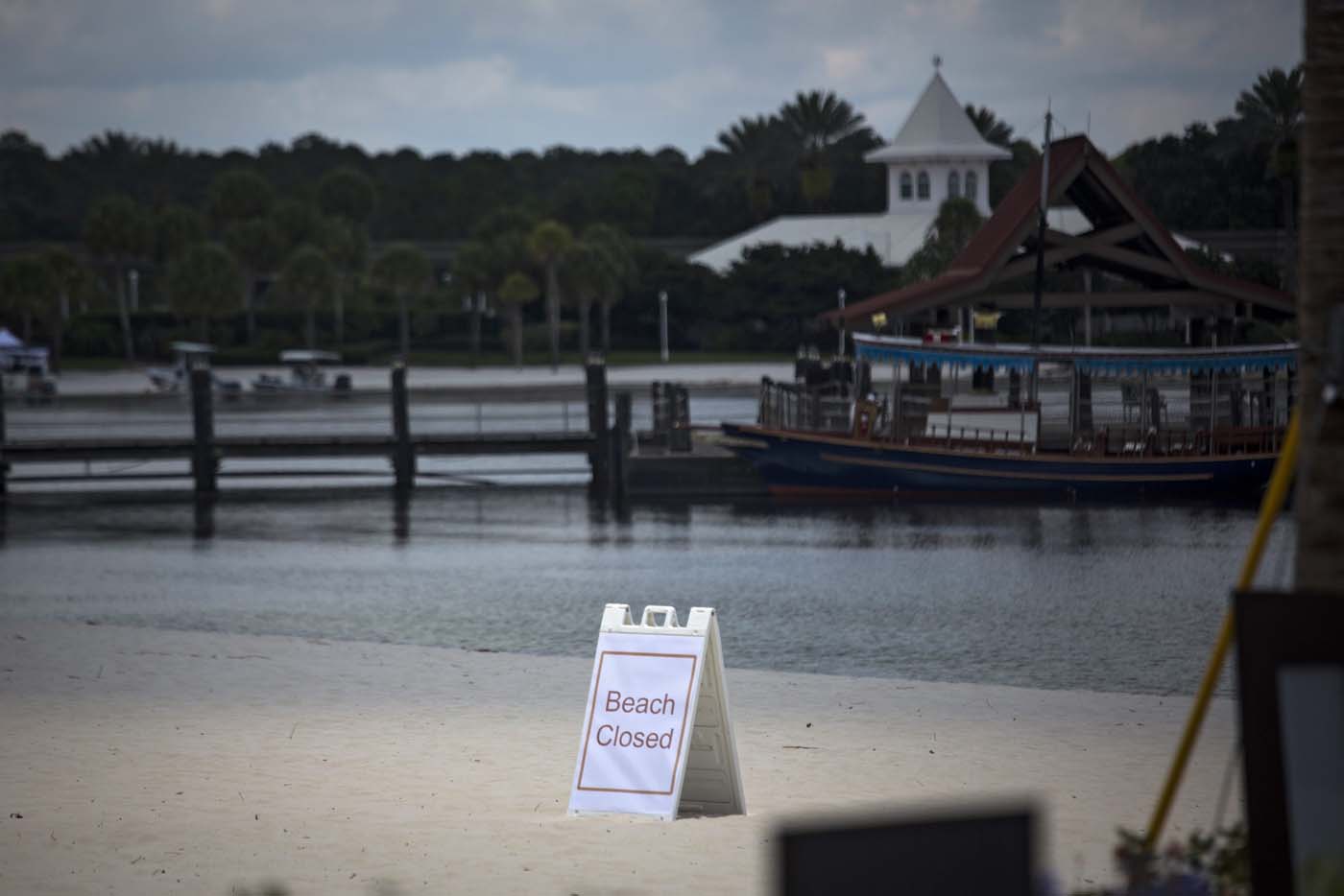 Construyen muro alrededor de lago de Orlando donde cocodrilo arrastró a niño