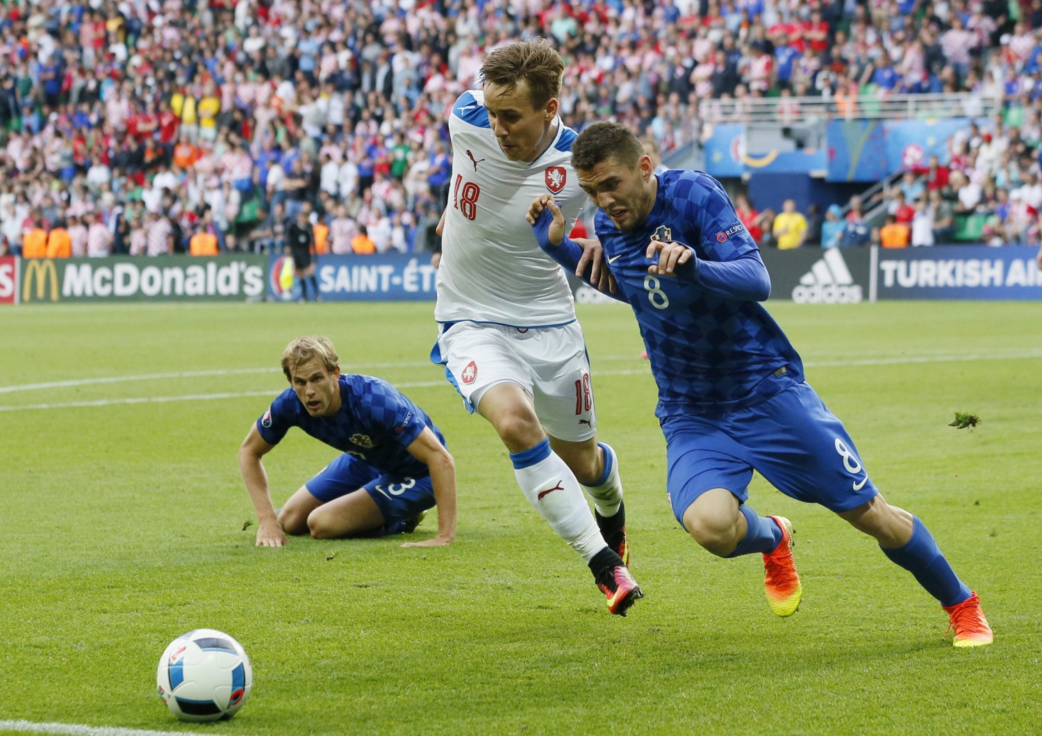 Croacia y República Checa empatan 2-2 en un partido bastante accidentado