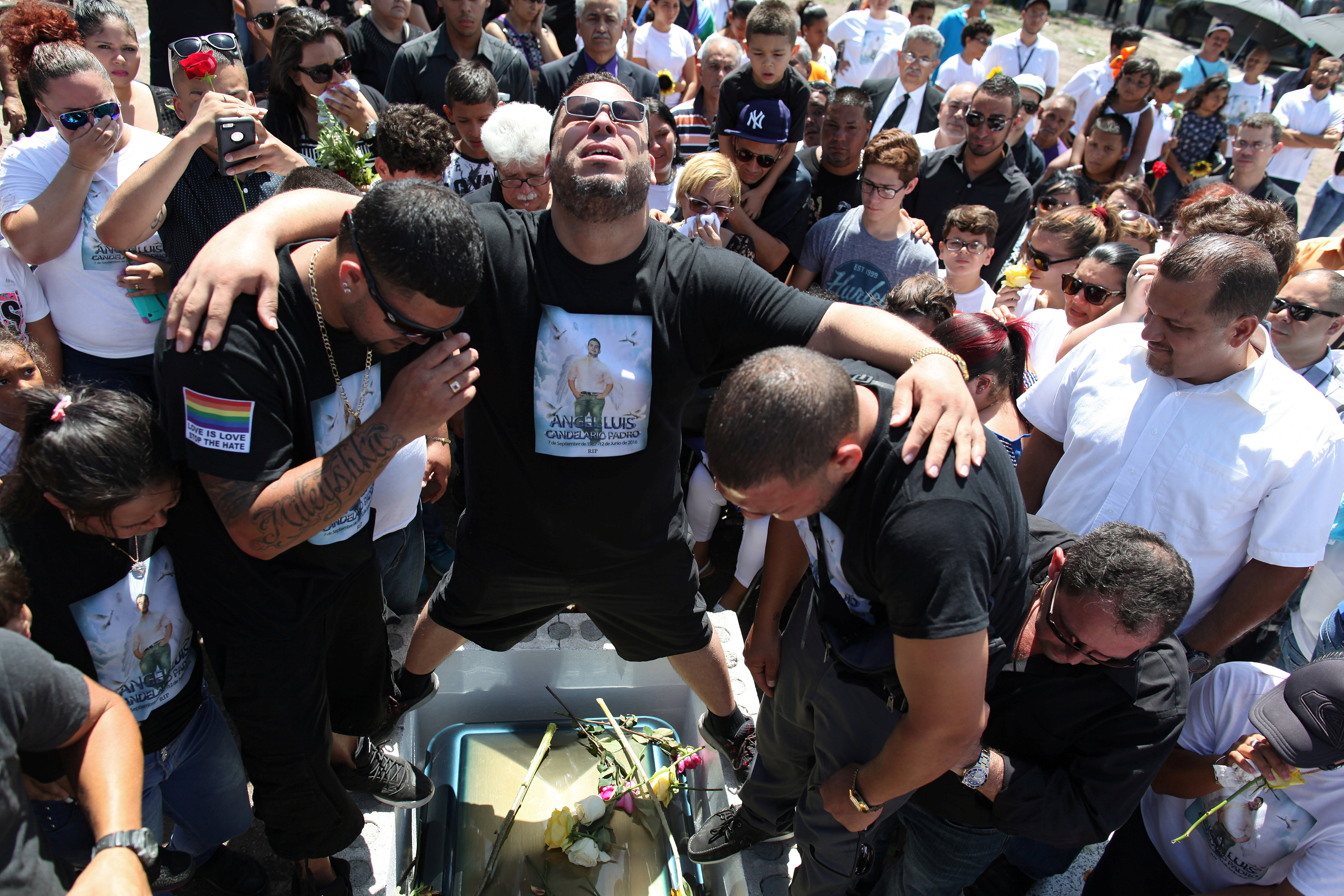 ¡Entre lagrimas y dolor! El emotivo funeral de las víctimas de Orlando (fotos)