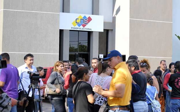 Foto: Maestros, trabajadores de Cemex y de otros entes del Gobierno fueron quienes excluyeron las rúbricas. Declararon que lo hacían por presión. / laverdad.com