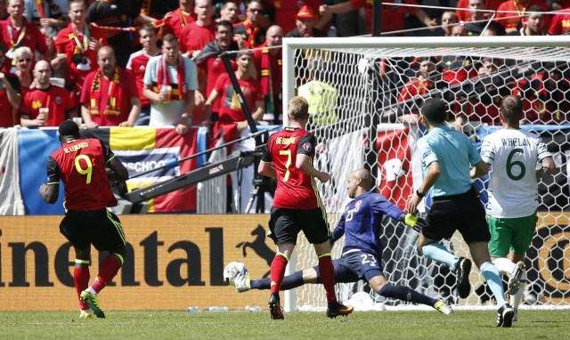 Football Soccer - Belgium v Republic of Ireland - EURO 2016 - Group E - Stade de Bordeaux, Bordeaux, France - 18/6/16 Belgium's Romelu Lukaku scores their third goal REUTERS/Sergio Perez Livepic