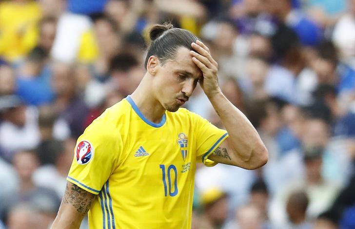 Bélgica jubila a Ibrahimovic en la selección sueca y clasifica a octavos