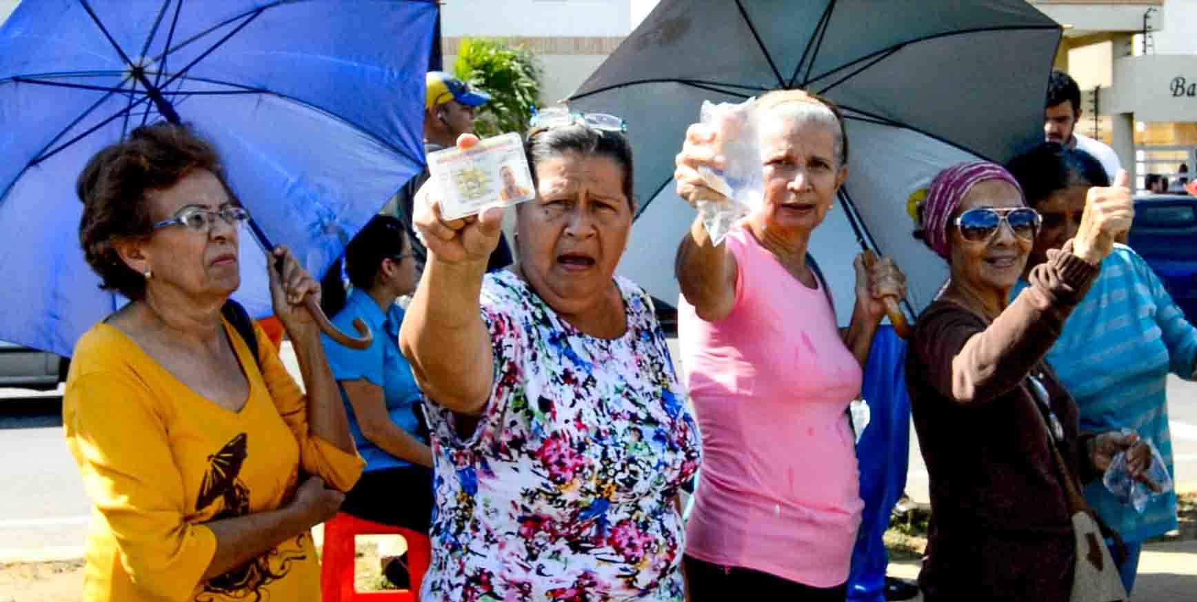 Masiva movilización de zulianos para validar su firma en el CNE