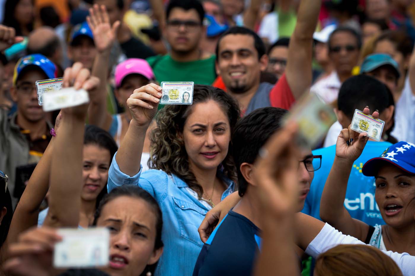 La oposición se manifiesta hoy en los 1.356 centros electorales