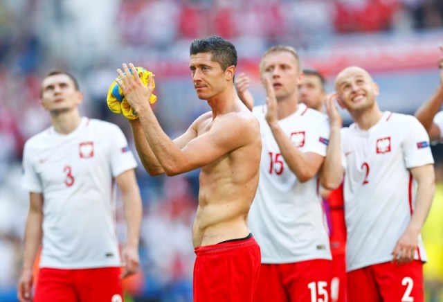 Los jugadores de Polonia celebran tras ganar el partido frente a Ucrania, en Marsella, Francia. 21 de junio de 2016. El futbolista alemán Mario Gomez le dio la victoria 1-0 a su selección frente a una cerrada Irlanda del Norte el martes, un triunfo que le permitió avanzar a octavos de final de la Eurocopa como primero del Grupo C, etapa a la que también accedió Polonia tras vencer a Ucrania. REUTERS/Eddie Keogh