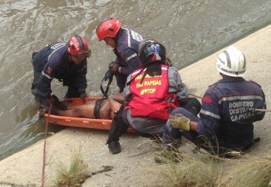 Se robó un celular, lo desnudaron y se lanzó al Guaire… Así fue su rescate (Fotos)