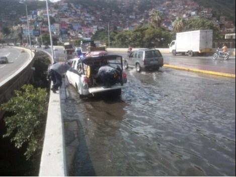 Así achican la laguna en el distribuidor La Araña tras fuertes lluvias (Video)