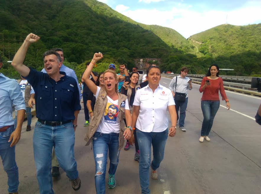 FOTOS: Tintori cruzó puente La Cabrera a pie por trabas chavistas en la vía