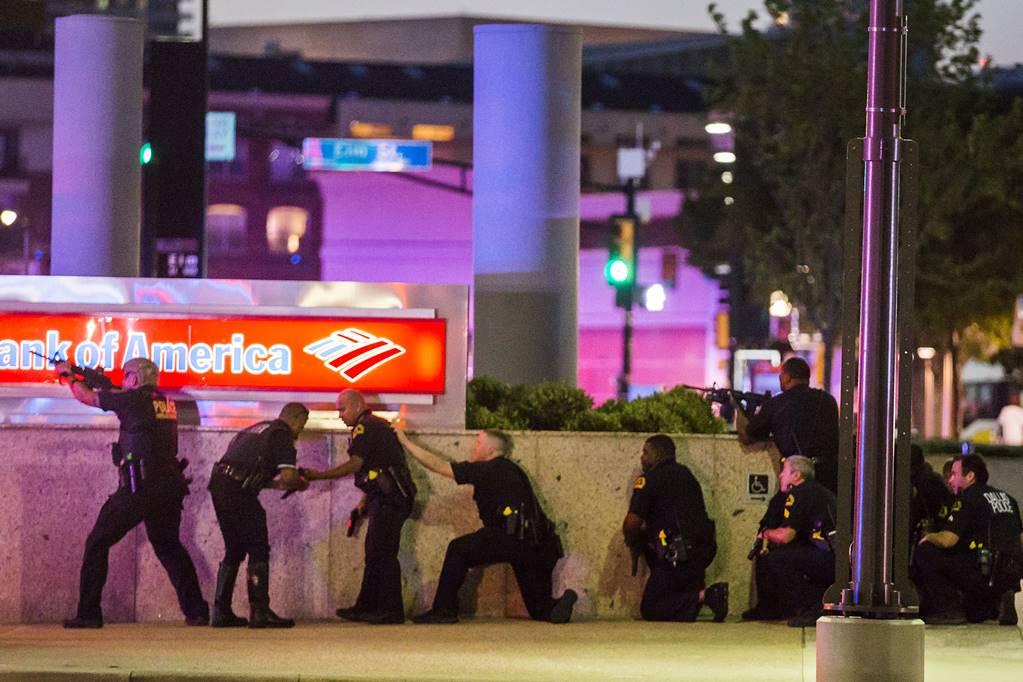 Francotiradores matan a 5 oficiales durante protesta en Dallas contra violencia policial