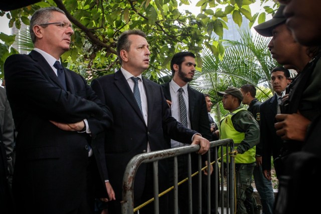 CAR01. CARACAS (VENEZUELA), 07/07/2016.- El exministro español de Justicia Alberto Ruiz Gallardón (i) y el abogado español Javier Cremades (2-i) esperan ingresar a la audiencia de apelación del opositor venezolano Leopoldo López hoy, jueves 7 de julio de 2016, en el Palacio de Justicia de Caracas (Venezuela). La audiencia de apelación del opositor venezolano Leopoldo López, condenado a 13 años y 9 meses de prisión por la violencia en una marcha, fue suspendida hoy por segunda vez, según informó la defensa del fundador de Voluntad Popular. EFE/Cristian Hernández