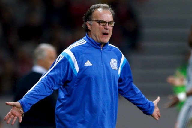 El director técnico Marcelo Bielsa durante un partido entre el Olympique de Marsella y el Lille, cerca de Lille, Francia. 16 de mayo de 2015. El ex técnico de las selecciones de fútbol de Argentina y Chile Marcelo Bielsa renunció como entrenador de la Lazio después de apenas dos días en el cargo, informó el viernes el club de la Serie A de Italia en un comunicado. REUTERS/Pascal Rossignol/File Photo