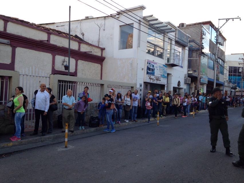 Gritos de “Tenemos hambre” se escuchan en la cola para cruzar la frontera con Colombia (Video)