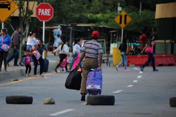 CAR05 - SAN ANTONIO DEL TÁCHIRA (VENEZUELA) 10/07/2016.- Un hombre camina por el puente fronterizo "Simón Bolívar" entre Colombia y Venezuela, hoy domingo 10 de julio de 2016, en la ciudad de San Antonio del Táchira (Venezuela). Centenares de venezolanos cruzaron hoy la frontera con Colombia, abierta durante doce horas por el Gobierno de Caracas para que sus ciudadanos puedan pasar a la localidad de Cúcuta a comprar alimentos y medicinas. EFE/GABRIEL BARRERA