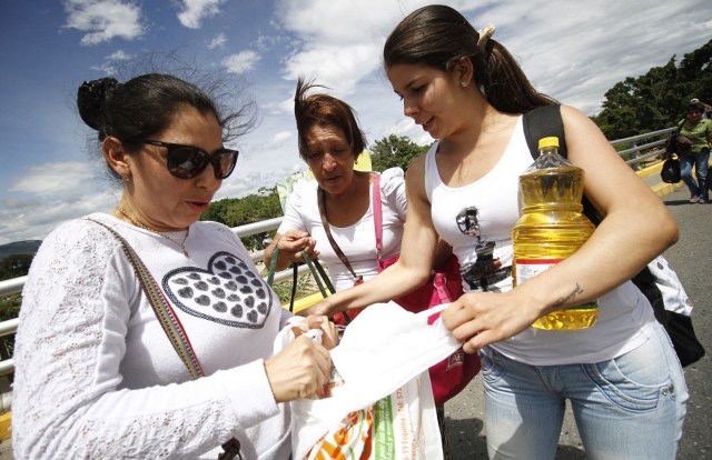 CUC13- CÚCUTA (COLOMBIA) 10/07/2016.- Venezolanos regresan a su lugar de origen tras realizar compras en supermercados hoy, domingo 10 de julio de 2016, en Cúcuta, Colombia. Miles de venezolanos, unos 25.000 según las autoridades locales, cruzaron hoy la frontera, abierta por doce horas por el Gobierno de Venezuela para que sus ciudadanos puedan pasar a la ciudad de Cúcuta a comprar alimentos y medicinas. EFE/SCHNEYDER MENDOZA