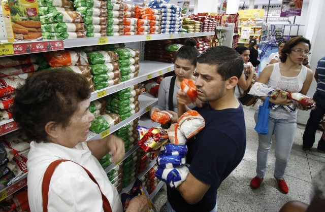 CUC09- CÚCUTA (COLOMBIA) 10/07/2016.- Venezolanos realizan compras en un supermercado hoy, domingo 10 de julio de 2016, en Cúcuta, Colombia. Miles de venezolanos, unos 25.000 según las autoridades locales, cruzaron hoy la frontera, abierta por doce horas por el Gobierno de Venezuela para que sus ciudadanos puedan pasar a la ciudad de Cúcuta a comprar alimentos y medicinas. EFE/SCHNEYDER MENDOZA