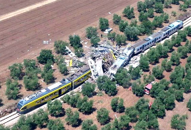 Fotografía facilitada por la Brigada de Bomberos italiana que muestra una vista desde el aire del lugar del accidente de dos trenes en una línea de vía única entre Ruvo di Puglia y Corato, al sur de Italia, hoy, 12 de julio de 2016. Un accidente de tren cuyas circunstancias aún se desconocen causó hoy al menos una decena de víctimas mortales y varias decenas de heridos, según medios locales, que indican que el suceso ocurrió en la región de Apulia (sur). Varias unidades de emergencia del cuerpo de bomberos y ambulancias están en la zona, un lugar situado entre las localidades de Andria y Corato, para socorrer a las víctimas de lo que al parecer consistió en un choque frontal entre dos convoyes. EFE/Brigada Bomberos Italia/ Handout 